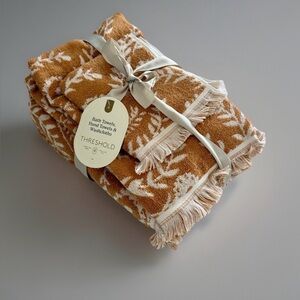 Nwt Threshold Bath Towel Set gold